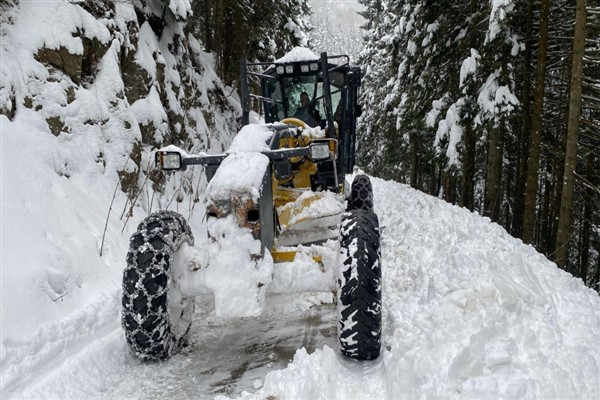 Trabzon’un yüksek kesimlerinde etkili olan kar yağışı nedeniyle 8 ilçede