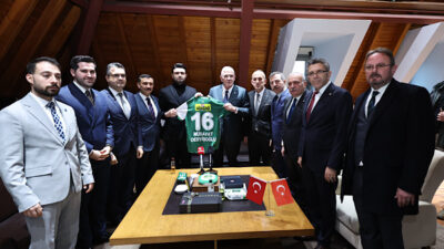 İYİ Parti Genel Başkanı Müsavat Dervişoğlu, Bursaspor Kulübü'nü ziyaret etti.