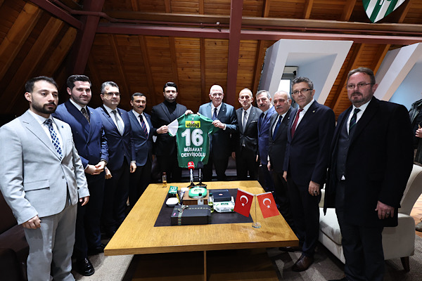 İYİ Parti Genel Başkanı Müsavat Dervişoğlu, Bursaspor Kulübü'nü ziyaret etti.