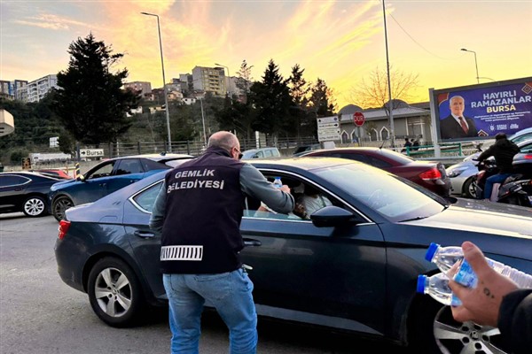 Gemlik Belediyesi, Ramazan ayı dolayısıyla trafikte iftara yetişemeyen vatandaşlar için