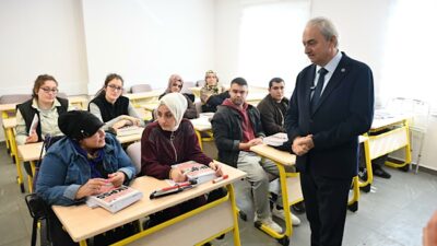 Kepez Belediyesi tarafından Yasin Naci Ağaroğlu Eğitim Merkezi’nde başlatılan ücretsiz