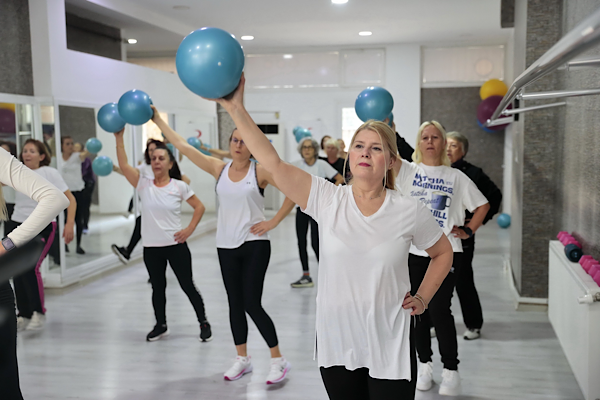 Konak Belediyesi tarafından, sekiz farklı merkezde düzenlenen aerobik, pilates ve