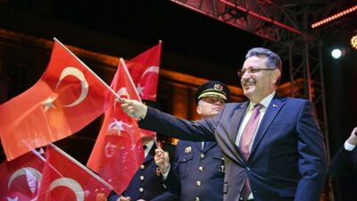 Trabzon Büyükşehir Belediye Başkanı Ahmet Metin Genç, İstiklal Marşı’nın Türkiye