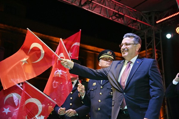 Trabzon Büyükşehir Belediye Başkanı Ahmet Metin Genç, İstiklal Marşı’nın Türkiye