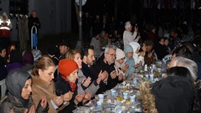 İzmit Belediyesi, Ramazan ayı boyunca kentin farklı noktalarında düzenlediği halk