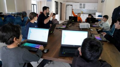 Çukurova Belediyesi, çocuk ve gençlerin teknolojiyle üretim yapabilen bireyler olarak