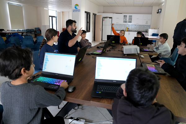 Çukurova Belediyesi, çocuk ve gençlerin teknolojiyle üretim yapabilen bireyler olarak