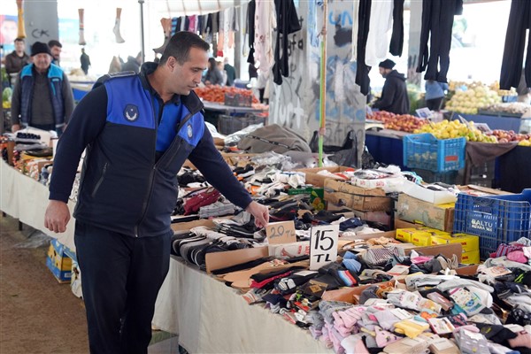 Çukurova Belediyesi Zabıta Müdürlüğü ekipleri, vatandaşların güvenli ve sağlıklı alışveriş
