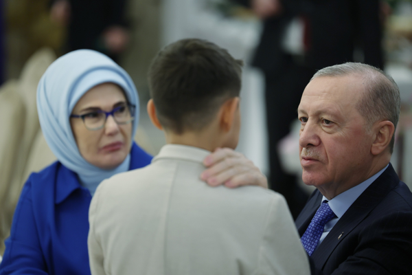 Cumhurbaşkanı Recep Tayyip Erdoğan, devlet himayesindeki çocuklarla iftar programında bir