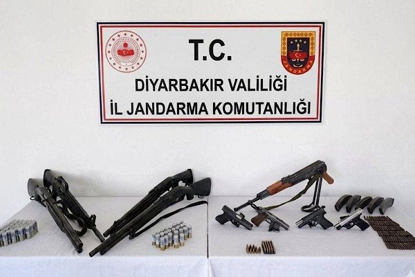 Diyarbakır İl Jandarma Komutanlığı ekiplerince silah kaçakçılarına ve ruhsatsız silah