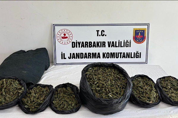 Diyarbakır İl Jandarma Komutanlığı ekiplerince uyuşturucu madde ticareti yapan, nakleden