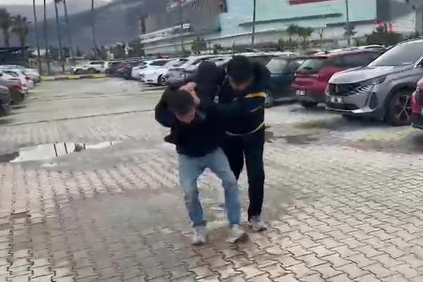 Hatay, 6 Mart (Hibya)-Hatay’ın İskenderun ilçesinde bir petrol istasyonunda kadınlar