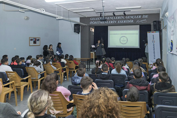 İzmir Büyükşehir Belediyesi’nin “Yerelde İklim Eylemi ve Çocuk Sempozyumu” kapsamında,