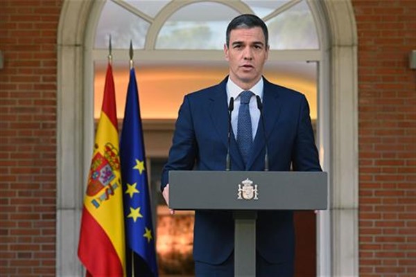 Madrid, 13 Mart (Hibya) - İspanya Başbakanı Pedro Sánchez, sağ