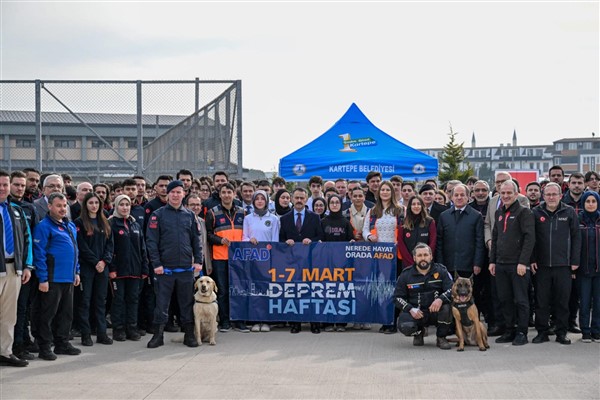 Kocaeli Valisi İlhami Aktaş, deprem haftası kapsamında okulda düzenlenen tatbikata
